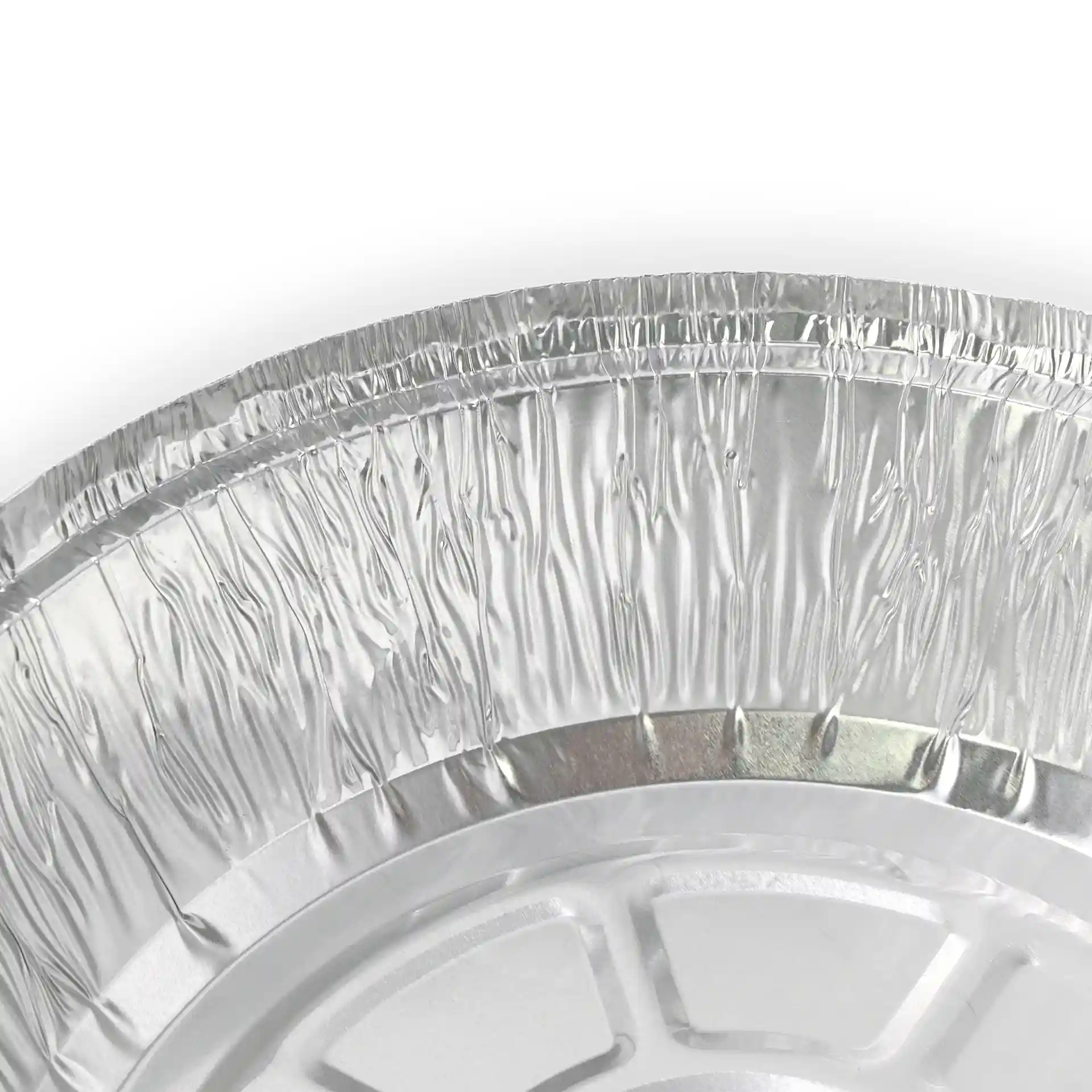 Close-up of a round aluminum container with a diameter of 180 mm and a crimped edge.