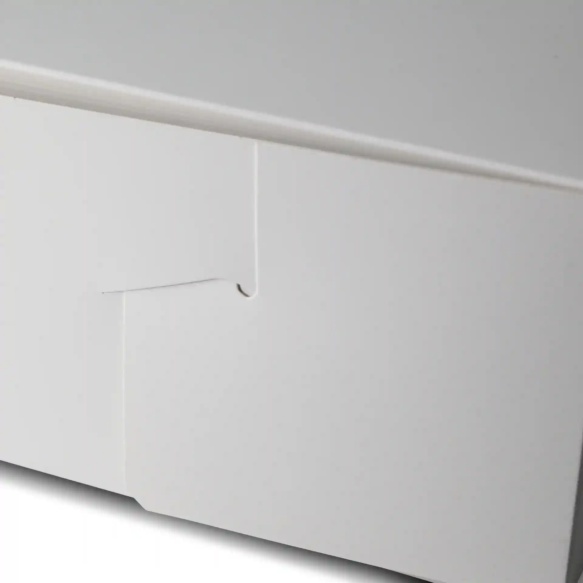 White cake box with a lid, featuring a tab closure, dimensions 30.5 x 30.5 x 10 cm.