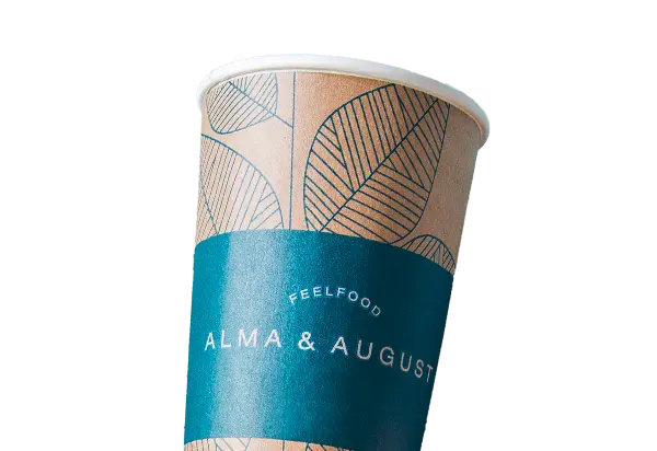 Brown paper cup with leaf patterns and a blue band displaying the text "FEELFOOD ALMA & AUGUST".