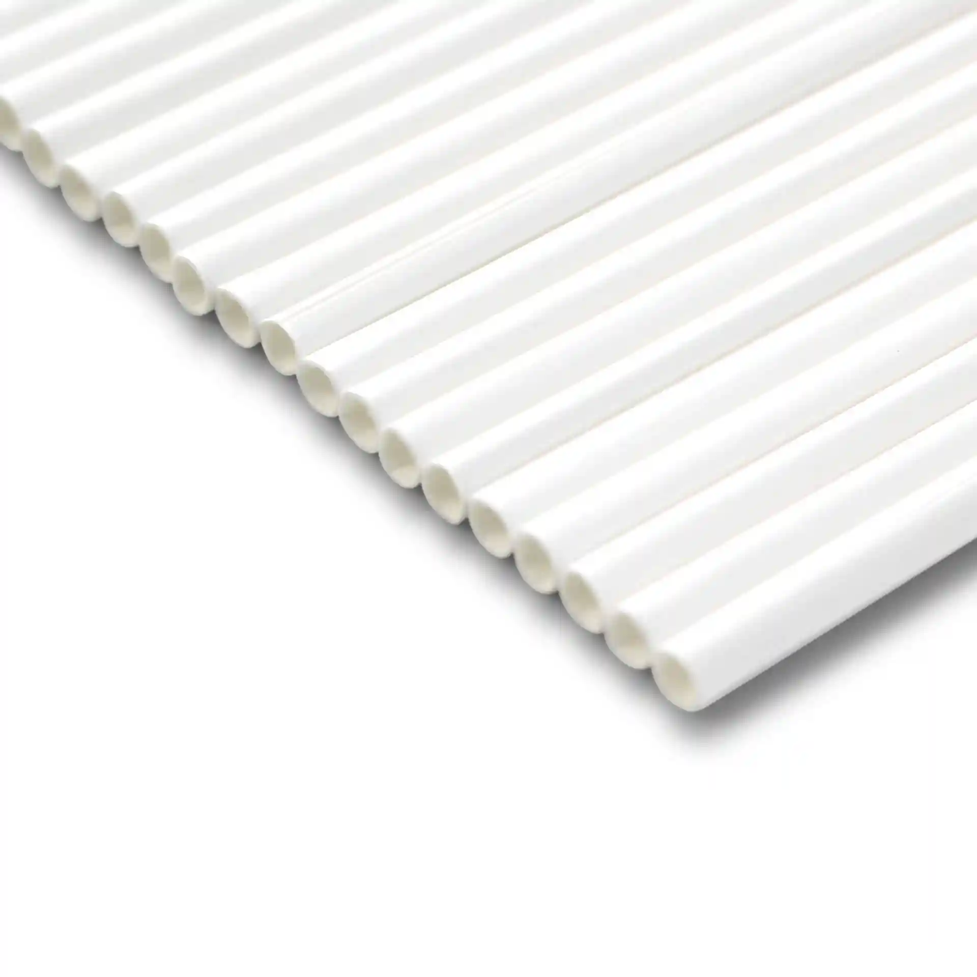 White paper straws, 20 cm long and 0.5 cm in diameter, arranged in a row on a plain background.