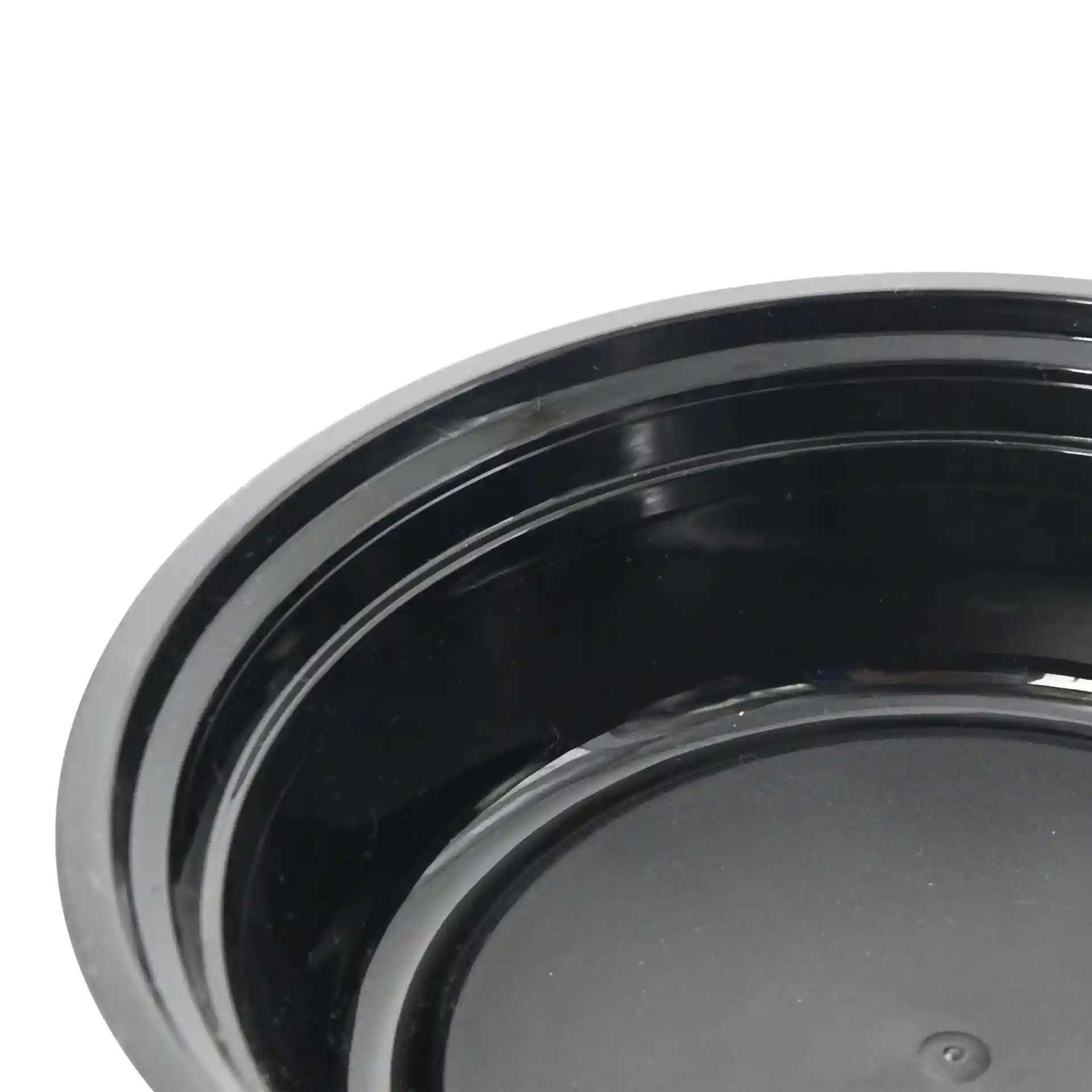 Black round reusable plate with a diameter of 158 mm and a filling volume of 450 ml.