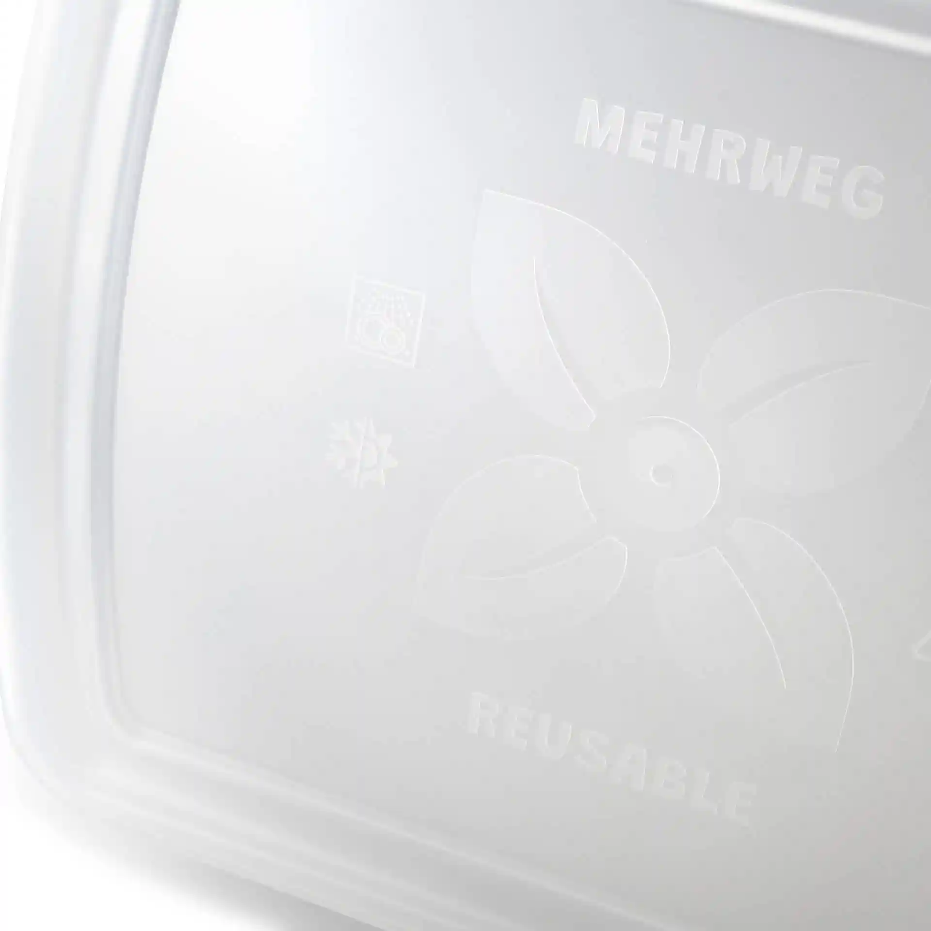 Transparent reusable lid with a flower design and markings, measuring 24.5 x 20 x 4.5 cm, made of PP.
