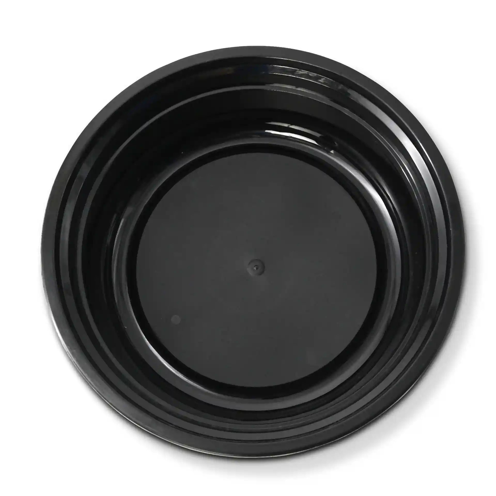 Round black reusable plate made of polypropylene, with a diameter of 158 mm and a height of 42 mm.
