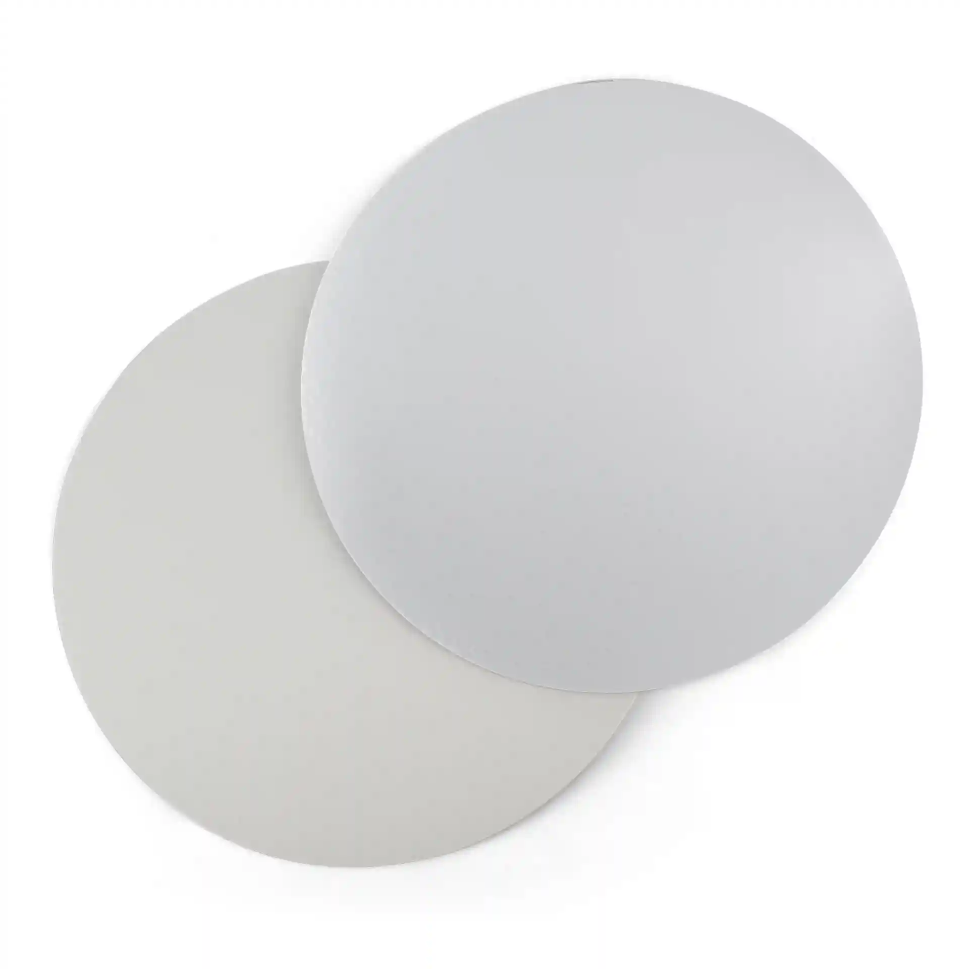 Round aluminium cardboard lids in grey, one on top of the other, with a diameter of 180 mm.