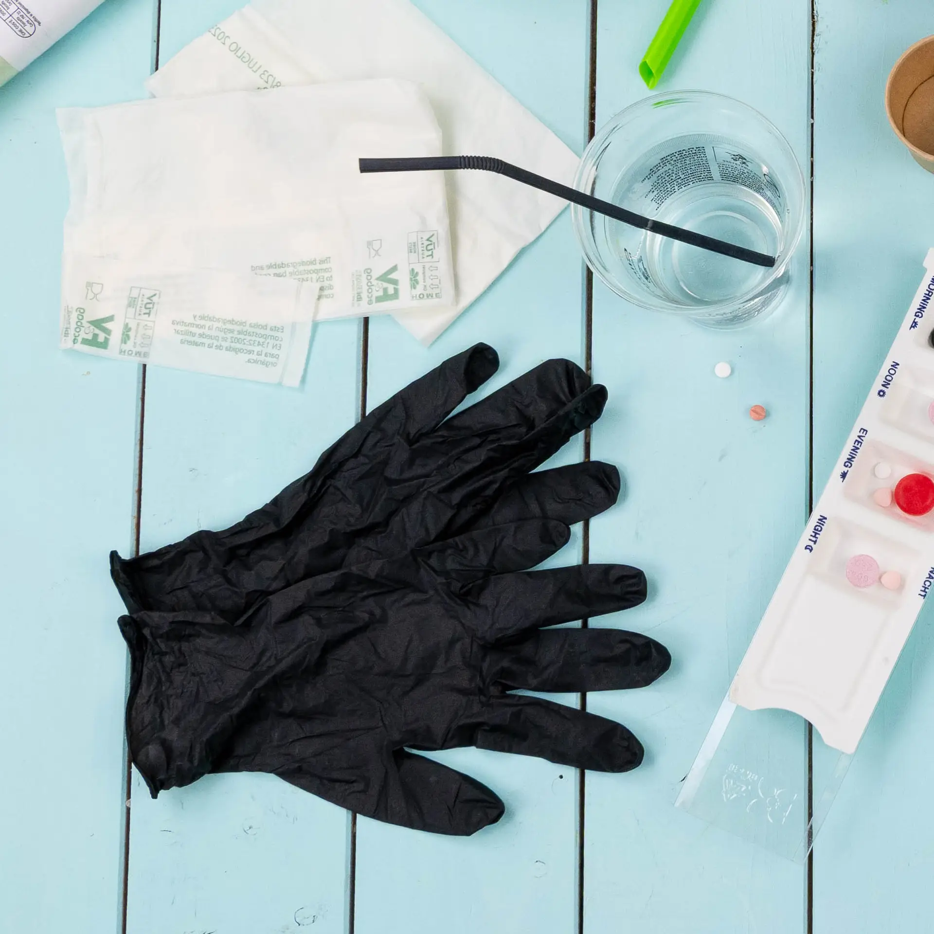 Nitrile glove outline showing dimensions: 95 mm width and 240 mm length; designed for size M, powder-free, allergy-friendly use.