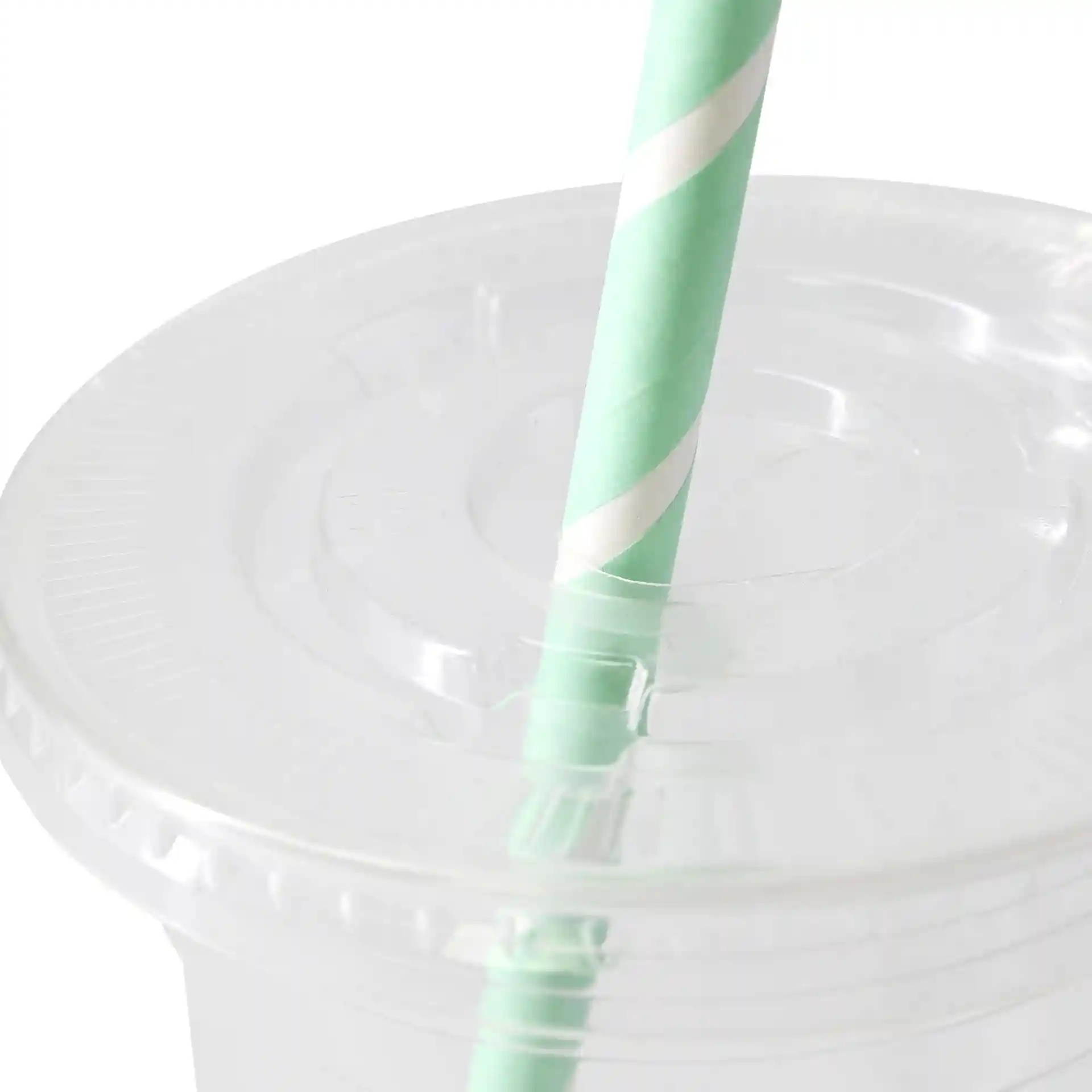 Clear flat lid with a cross straw slot, 95 mm diameter, with a green and white striped straw inserted.