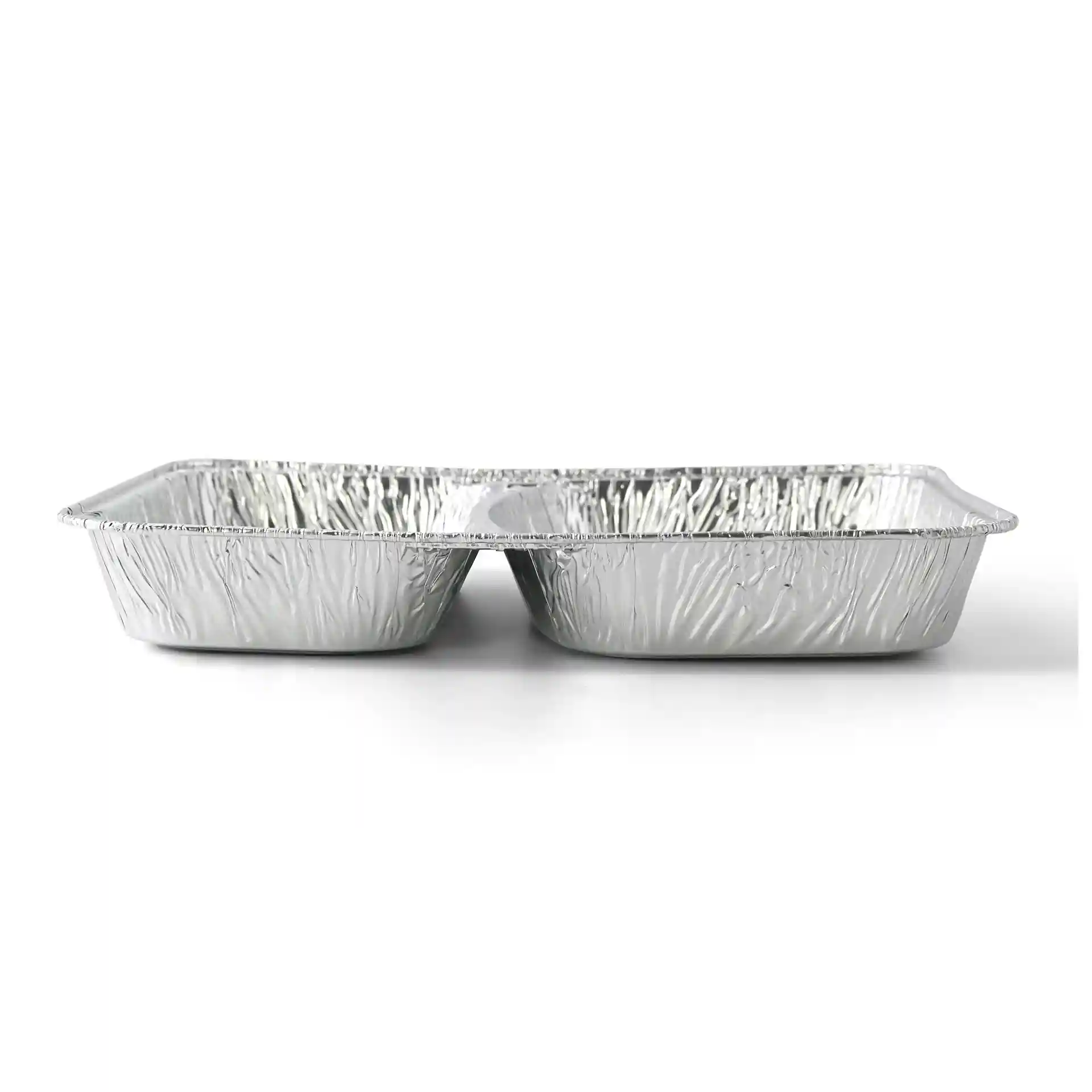 Aluminium meal tray with two compartments, rectangular shape, measuring 22.7 x 17.7 x 3 cm.