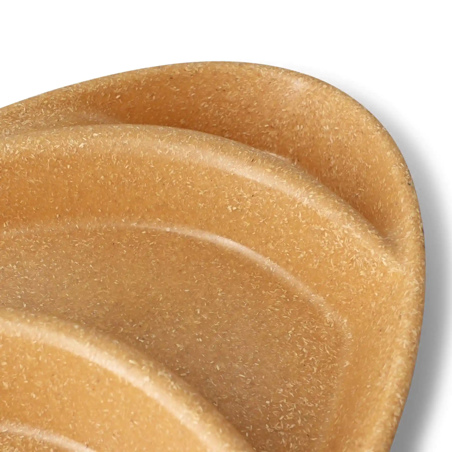 Brown reusable menu plate with three compartments, teardrop shape, measuring 27.5 x 20 x 3.5 cm.