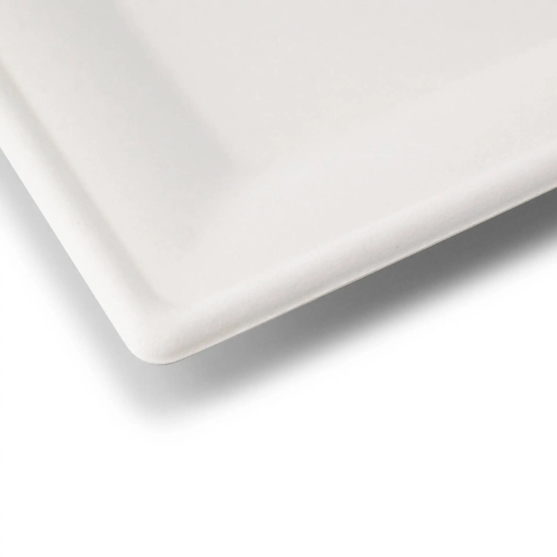 Square sugarcane plate, 16 x 16 cm, with rounded edges, designed for serving hot and cold dishes.