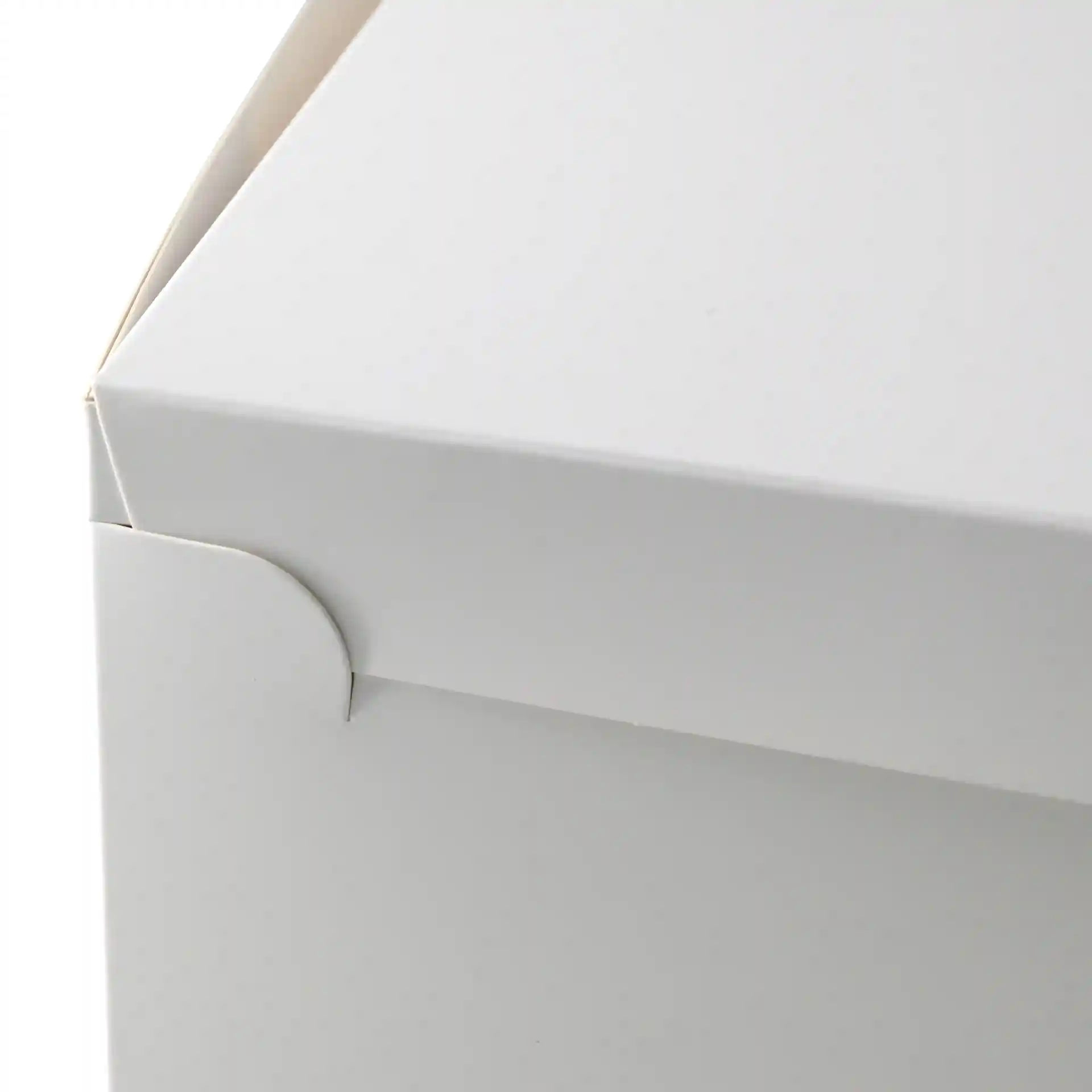 White cake box with a lid, showing the top corner and closure detail. Dimensions are 30.5 x 30.5 x 10 cm.