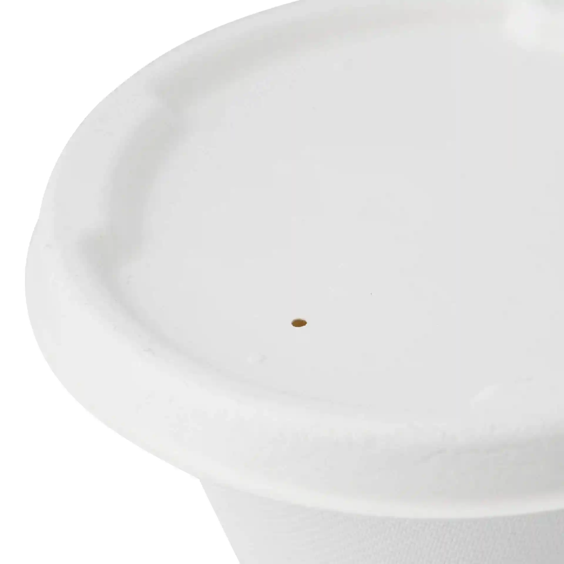 White round sugarcane lid with a small hole, measuring 135 mm in diameter and 12 mm in height.