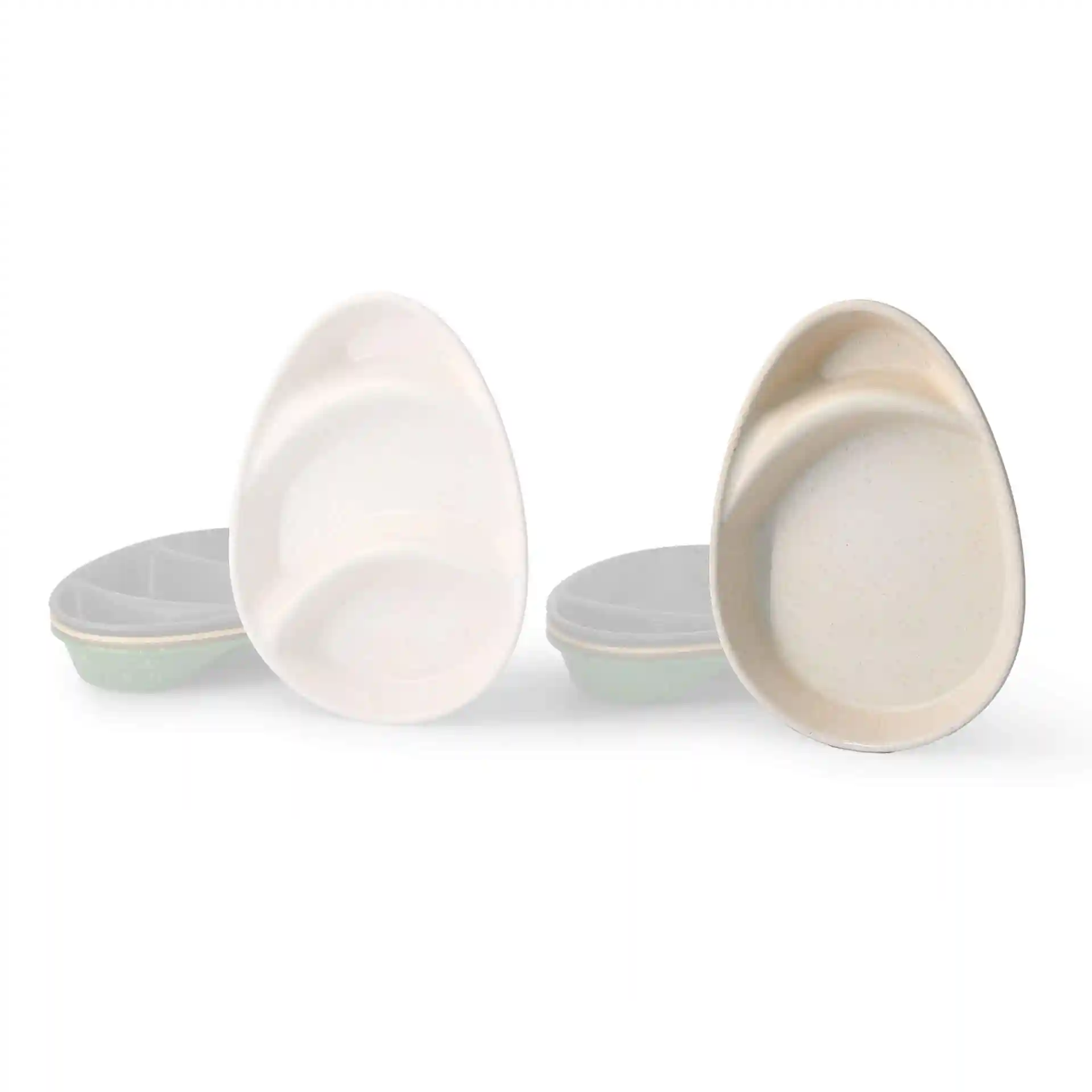 Reusable divided plate in creamy white with two compartments, teardrop shape, dimensions 27.5 × 20 × 3.5 cm.