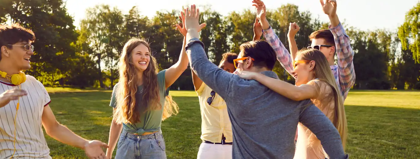 Refer friends & benefit Refer friends & benefit